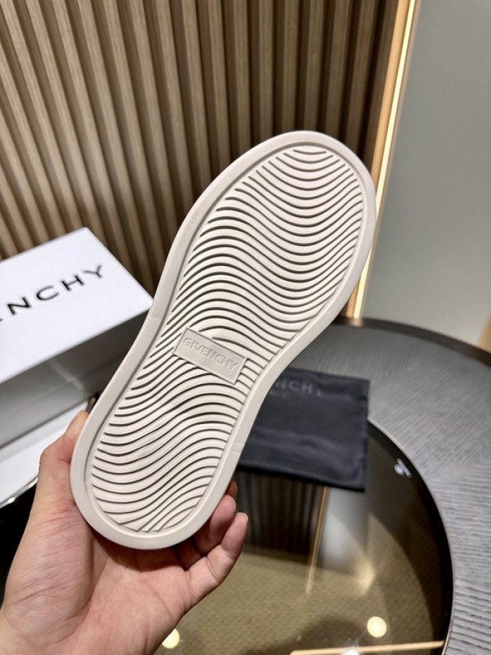 GIVENCHY SNEAKER