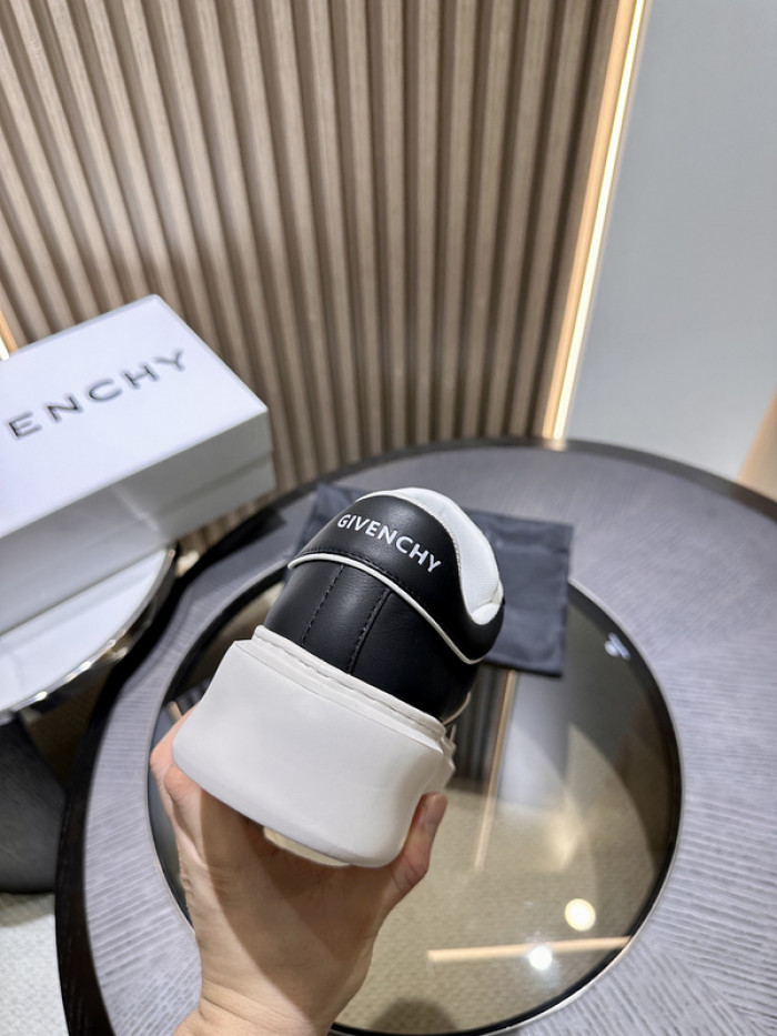 GIVENCHY SNEAKER