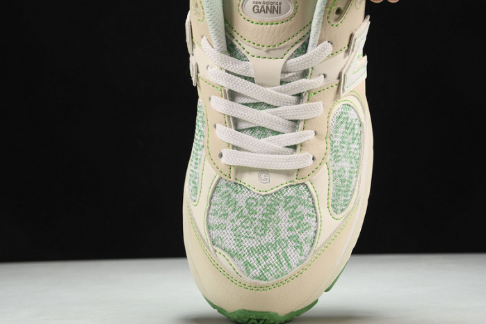 New Balance ML2002RGC