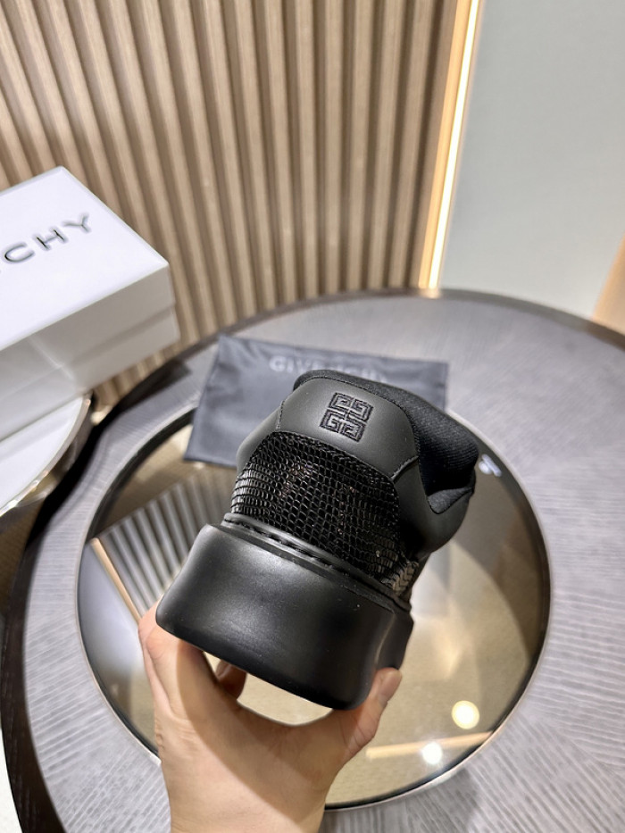GIVENCHY SNEAKER