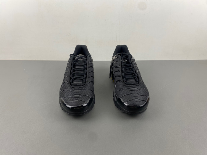 NIKE AIR MAX PLUS TRIPLE BLACK MEN