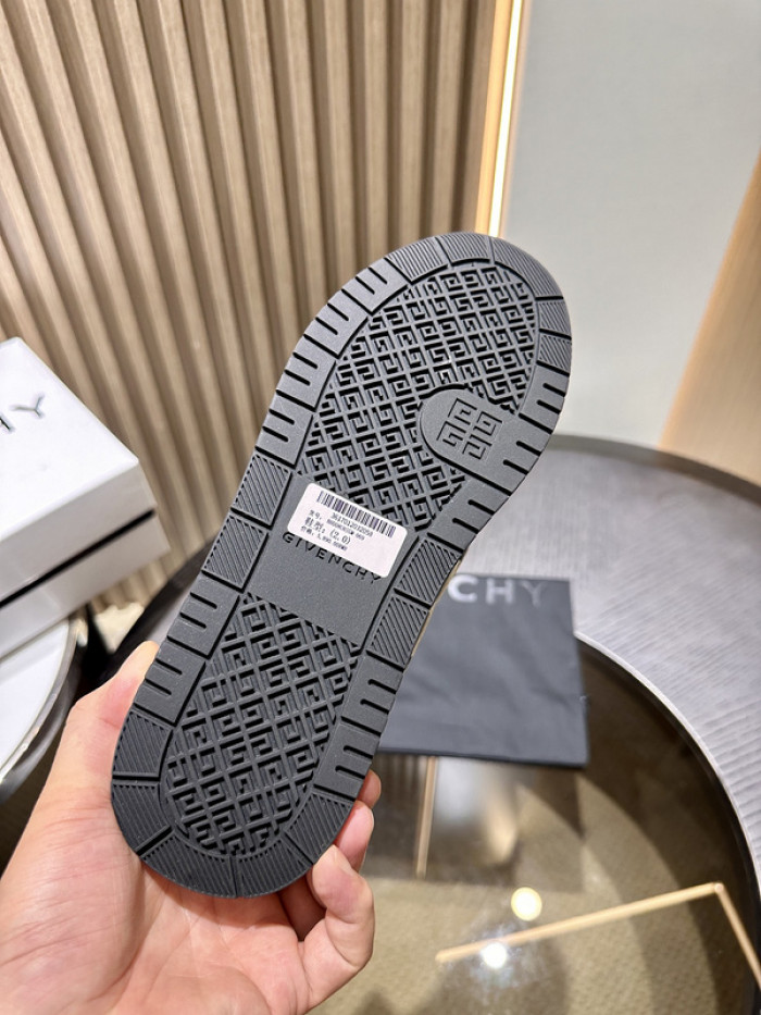GIVENCHY SNEAKER