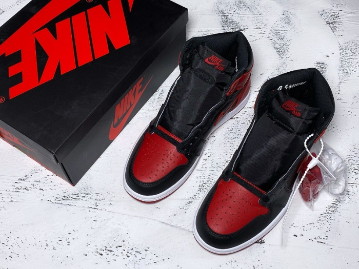Air Jordan 1 Retro High OG “Banned” 555088-001