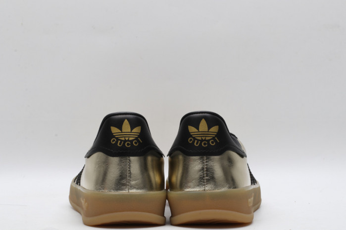 Gv*c* X ADIDA* SNEAKER