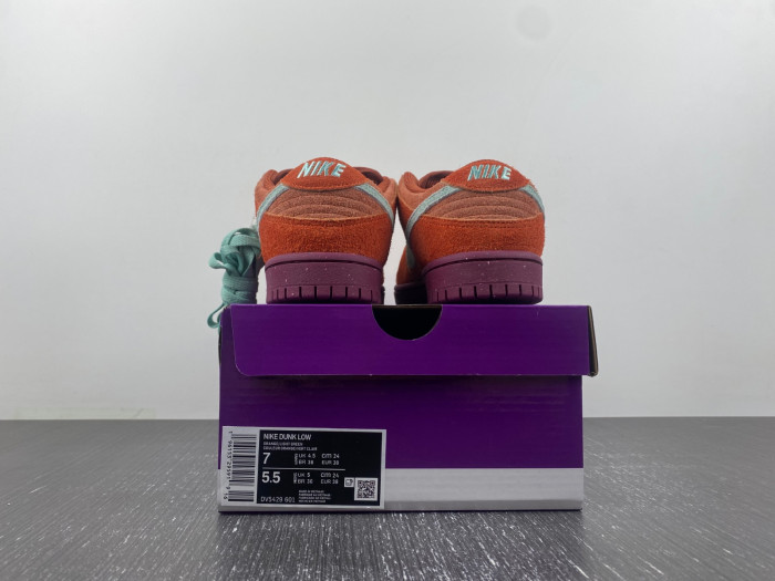 Nike SB Dunk Low 