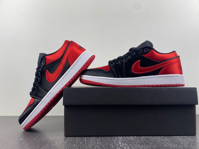 Air Jordan 1 LOW OG WMNS “Satin Bred FD4810-061